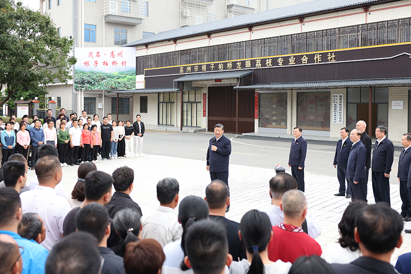 4月10日至13日，中共中央總書記、國家主席、中央軍委主席習(xí)近平在廣東考察。這是11日下午，習(xí)近平在茂名高州市根子鎮(zhèn)柏橋村同村民親切交流。