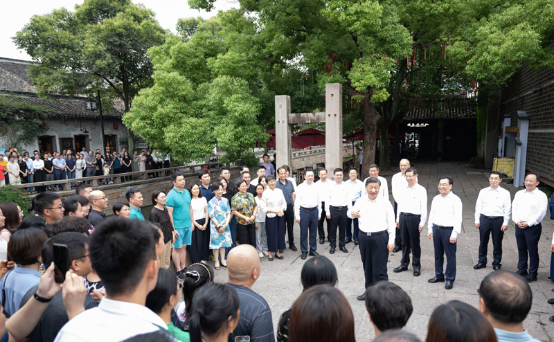 7月5日至7日，中共中央總書記、國家主席、中央軍委主席習(xí)近平在江蘇考察。這是6日上午，習(xí)近平在蘇州平江歷史文化街區(qū)，同當(dāng)?shù)鼐用窈陀慰陀H切交流。